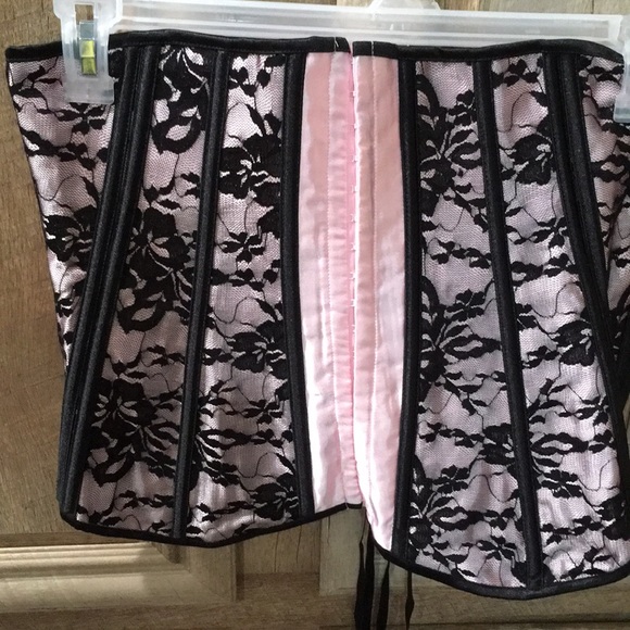 New Pink and Black Lace Corset With G-String Panty - Picture 2 of 13
